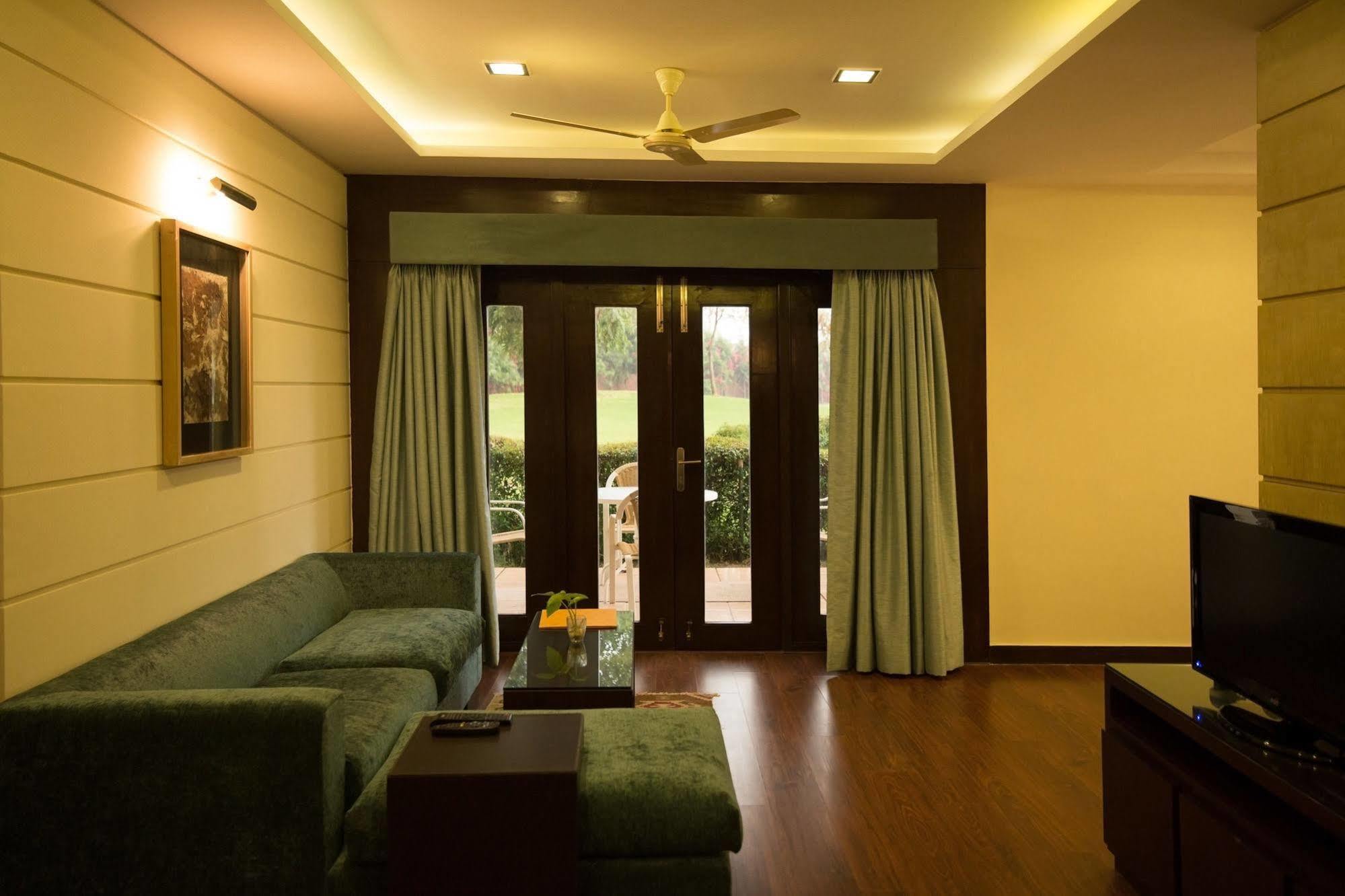 Lemon Tree Hotel, Tarudhan Valley, Manesar Gurgaon Exterior foto
